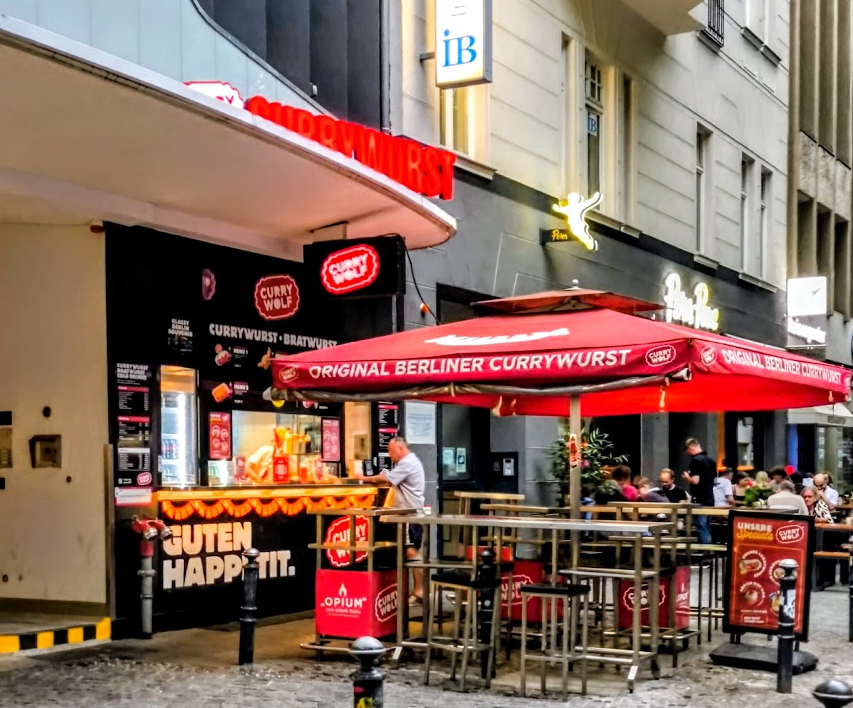 Curry Wolf Currywurst am Ku’damm in Berlin City West