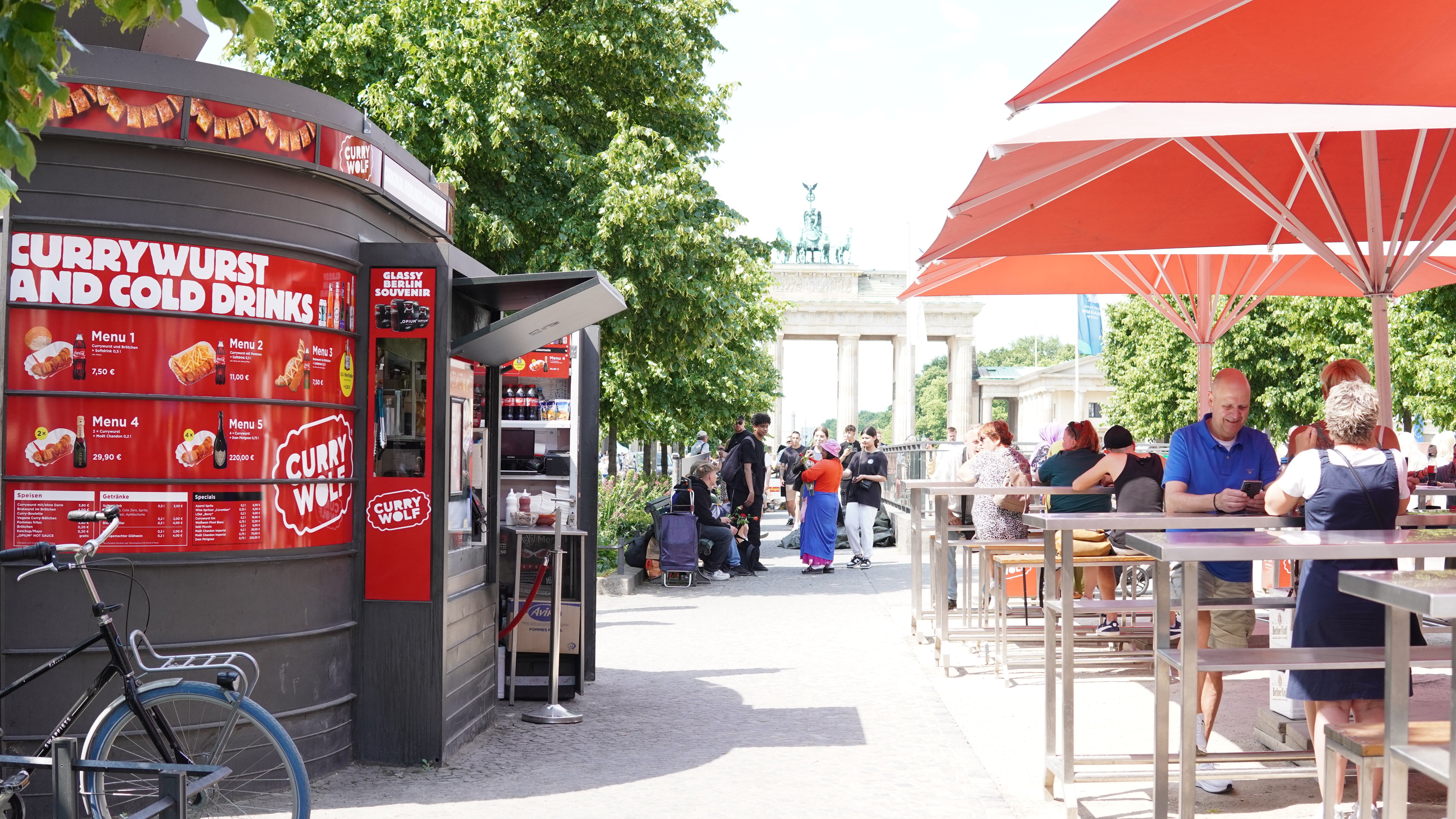 Curry Wolf Currywurst am Brandenburger Tor in Berlin-Mitte