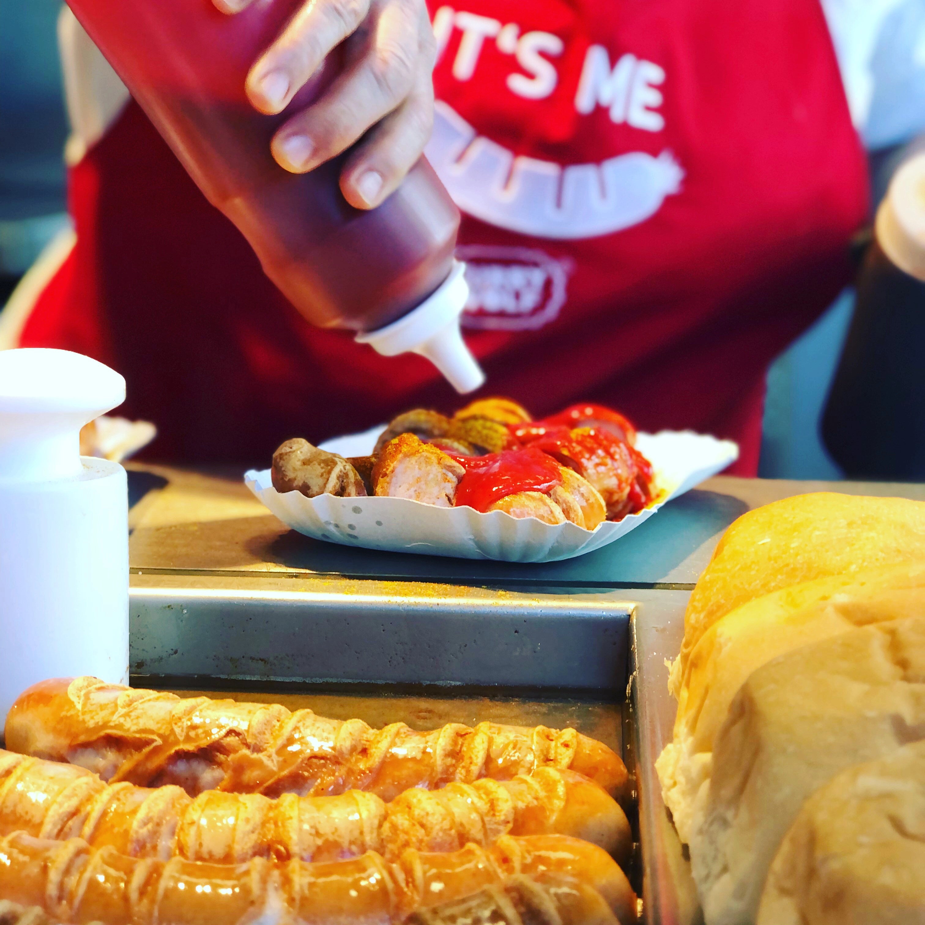 Zubereitung einer Original Berliner Currywurst bei Curry Wolf